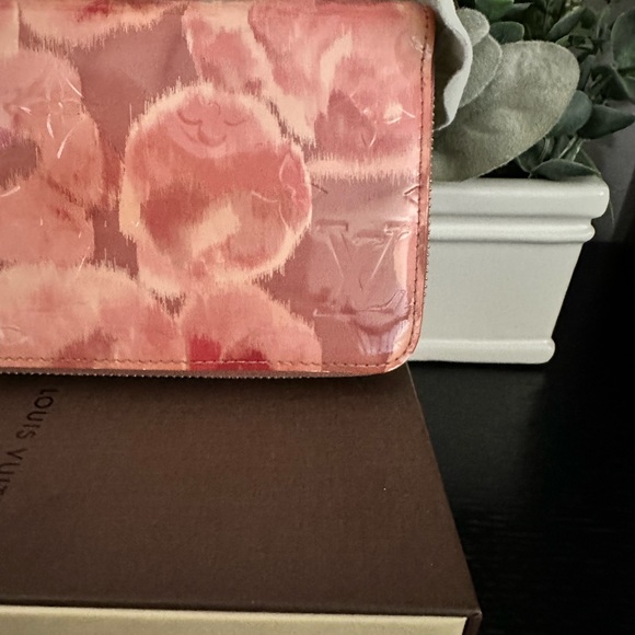 Louis Vuitton Monogram Vernis Ikat Pink Flower Zippy Wallet EXCELLENT Condition - Picture 3 of 11